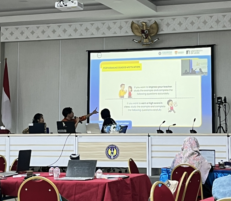 Suasana presentasi riset di ruang paralel