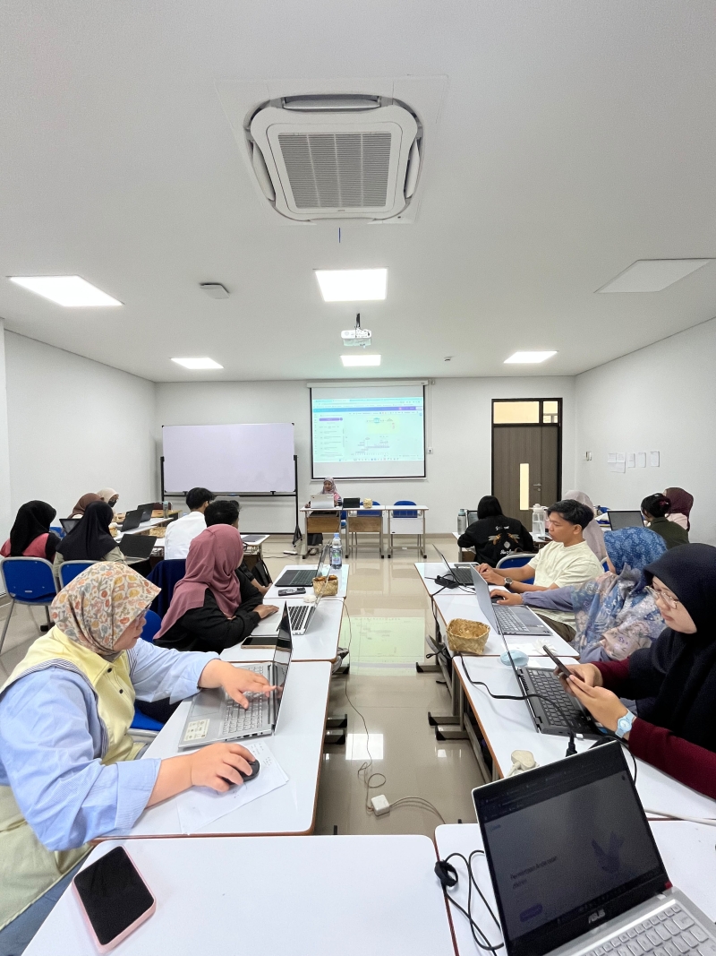 Suasana presentasi produk dan kunjungan pakar internasional di Workshop Multimedia ICCLR