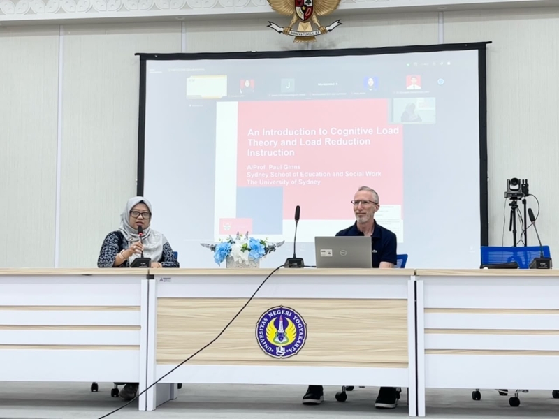 Suasana Sesi 1 Kuliah Umum bersama Assoc. Prof. Paul Ginns