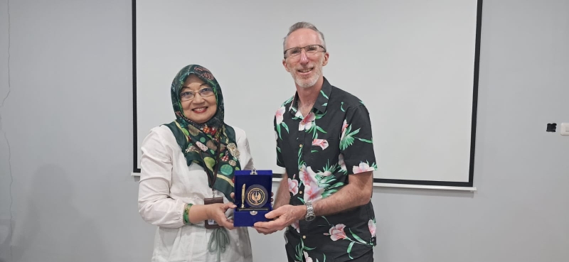 Penyerahan cinderamata kerja sama