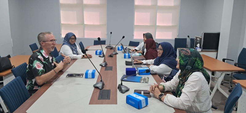 Suasana diskusi delegasi di ruang rapat