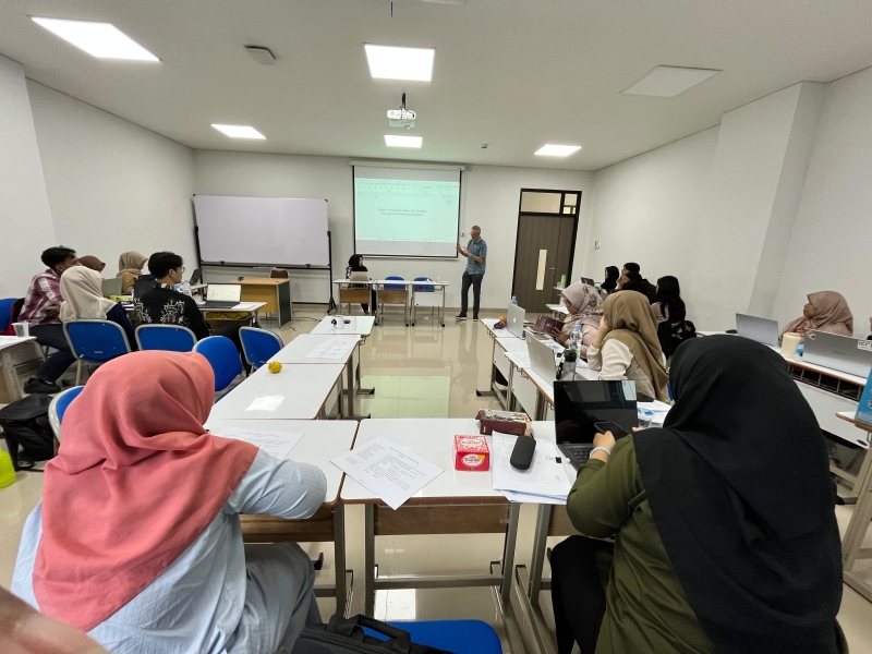 Peserta mempresentasikan produk multimedia pembelajaran