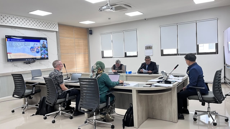 Mahasiswa mempresentasikan proposal disertasi
