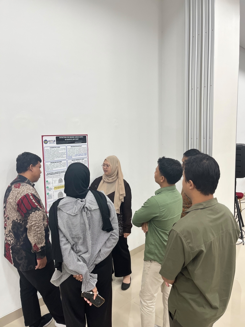 Interaksi antara peneliti dan peserta di depan poster