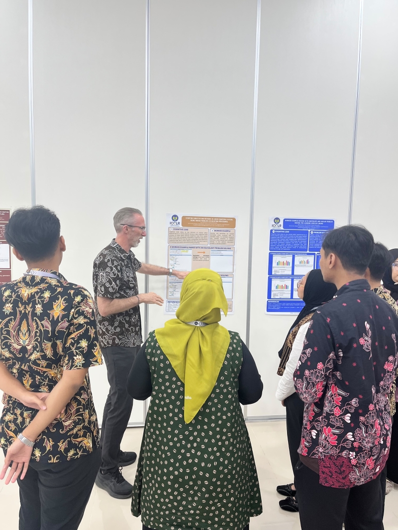 Peserta mengamati pameran poster penelitian ICCLR